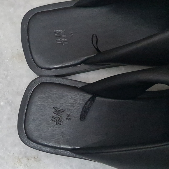 Imitation leather padded slides. - Picture 7 of 10